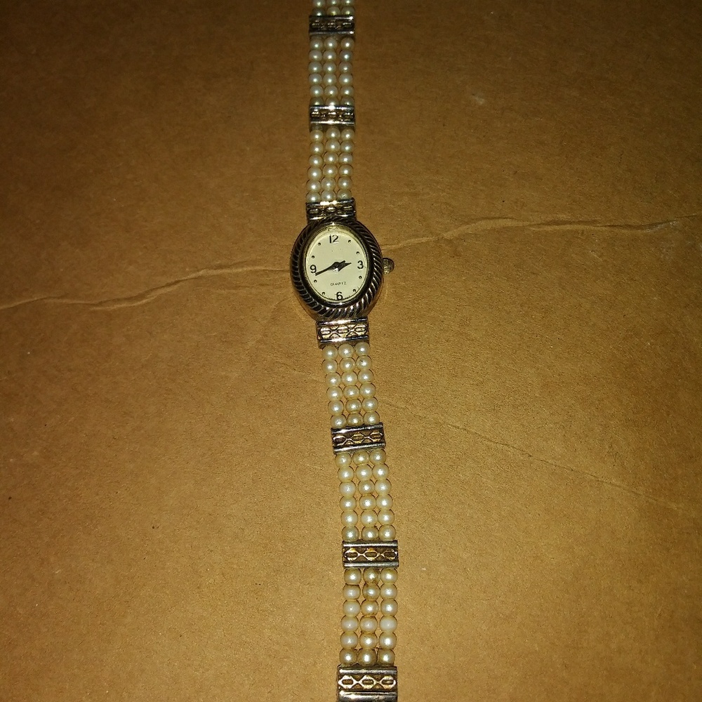 Vintage Quartz 3 string Faux pearl watch